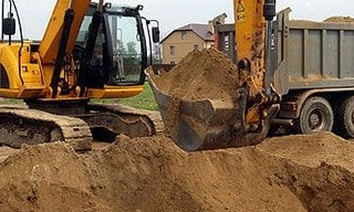 Выкопать яму экскаватором в Чебоксарах от 940 руб. - МонолитЧбк 